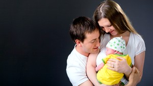 Opití rodičia priľahli novorodeniatko, zomrelo