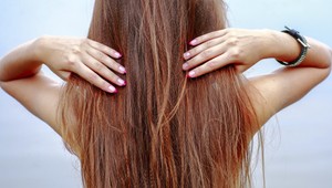 Trápia vás v zime elektrizujúce vlasy? Vyskúšajte tieto jednoduché a overené triky!