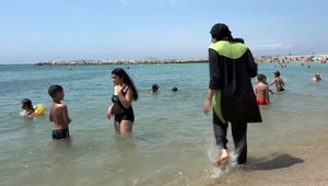 Korzika zakázala moslimkám celotelové plavky, na juhu Francúzska vystrašili ľudí petardy