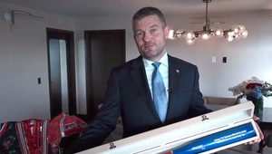 VIDEO: Pellegrini ukázal dary, ktoré priniesol Donaldovi Trumpovi a jeho manželke