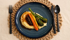 Hovädzie líčka na víne so zemiakovým pyré