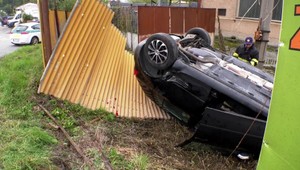 Vodič nedal prednosť. Auto, v ktorom sedela žena s bábätkom sa prevrátilo na strechu