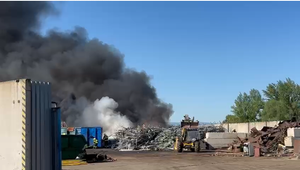 VIDEO: Požiar chatrčí a zberného dvora. Hustý dym sa rýchlo šíri