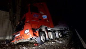 Hrozivo vyzerajúcu nehodu prežil vodič kamiónu akoby zázrakom