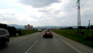 Cestný pirát, ktorý blokoval sanitku prišiel o vodičák aj zbrane