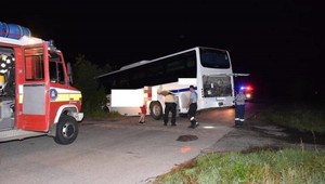 Šofér autobusu skončil v priekope. Test na alkohol ukázal, čo mohlo byť príčinou