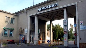 Zisky zdravotných poisťovní klesli, no nemocnice sú stále zadĺžené