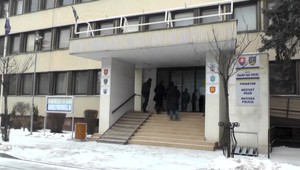 Agresívny muž vytiahol na policajta paralyzér. Zasiahol ho do brucha