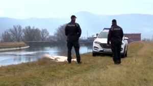 Telo mŕtvej ženy objavili v rieke. Bola bosá a oblečená len v nočnej bielizni