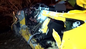 Tragická kolízia so stromom, mladíka po náraze vyhodilo z auta