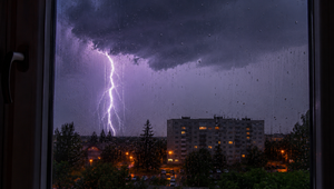 Pozor na počasie! Slovensko zasiahnu búrky, meteorológovia vydali výstrahy