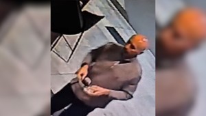 Polícia vyšetruje napadnutie komentátora denníka SME. Zverejnila video neznámeho muža