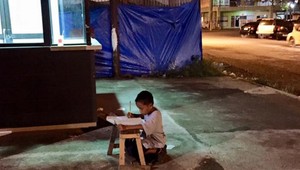 Jedna fotografia mu zmenila život. Usilovný chlapec dojal celý svet