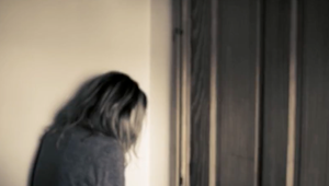 Žena sa na diaľku zamilovala do väzňa. Po prepustení ju však začal týrať