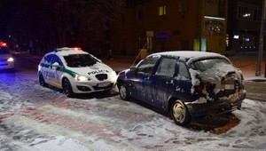 Muž s  2,33 promile bez vodičáku nabúral do policajtov