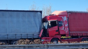 Vážna nehoda dvoch kamiónov ochromila dopravu na vjazde do Bratislavy z D2 na niekoľko hodín