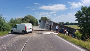 Vážna dopravná nehoda: Po zrážke viacerých osobných a nákladných áut sa zranilo 5 ľudí