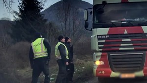 Kamionista ignoroval výzvy policajtov. Museli použiť slzotvorný sprej