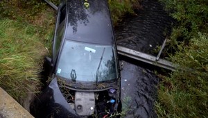 Mladík nestihol doraziť do školy. Prerazil zvodidlá na moste a skončil v potoku