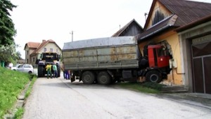 Tatrovka sa prebúrala do spálne, vo vedľajšej izbe obedovala rodina