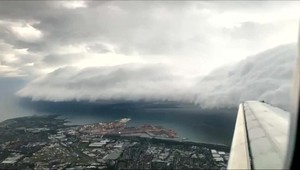 VIDEO: Mesto zasiahla desivá búrka. Tisícky domácnosti ostali bez prúdu