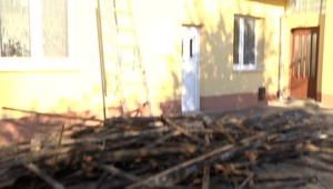 Veterná smršť zničila viac ako 100 domov. Ľudia čakajú na peniaze od vlády