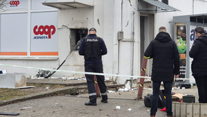 V obci Čachtice došlo k výbuchu bankomatu. Po páchateľoch pátra polícia