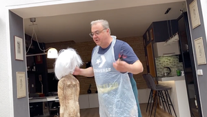 Z herca kaderník! Skvelý český herec nesmierne pobavil komentármi nad hlavou svojej snúbenice!