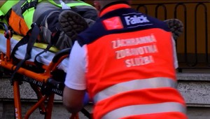 Mladíka zavalil ťažký kmeň stromu. Záchranári sa k nemu nevedeli dostať