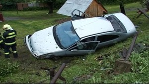 Auto "zaparkovali" v studni