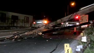 Opitý učiteľ autom polámal stĺpy a dedinu odpojil od pevnej linky aj internetu