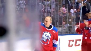 VIDEO: Nečakaný pád Putina. Svedkami boli stovky divákov