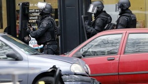 Útočníkov, ktorí zabili na predmestí Paríža policajtku, chytili