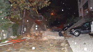 Múr sa zrútil tesne vedľa zaparkovaných áut. Krízový štáb vyhlásil mimoriadnu situáciu