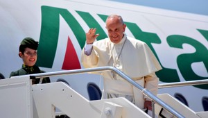 Pápež František pristál v Poľsku, odslúži omšu pred viac ako miliónom veriacich