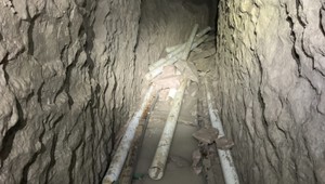 Objavili najdlhší pašerácky tunel na svete. Mal aj výťah a koľajnice