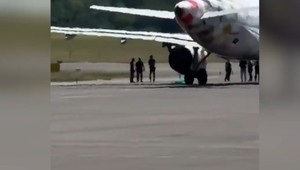 V Taliansku nasalo lietadlo muža do motora. Kvôli tragédii meškali lety