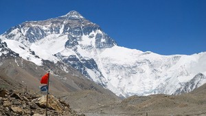 Z Mount Everestu v dôsledku klimatických zmien mizne ľad a sneh