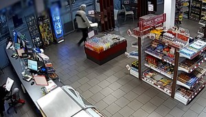 VIDEO: Pumpár si počas prepadnutia čítal noviny. Stal sa hrdinom