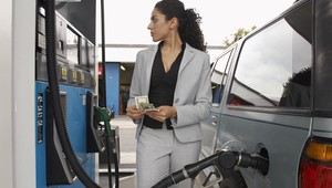 Ropa zlacnie, benzín nie. Títo za to môžu...