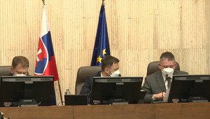 S jednorazovým príspevkom od vlády sú nespokojní seniori aj rodičia samoživitelia. Čakajú na systémové riešenie