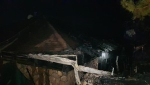 Hasiči v noci zasahovali až trikrát. Spať im nedal oheň a únik plynu