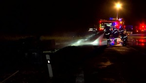 Hydinové zvyšky na ceste. Kamiónu sa otvorila bočnica