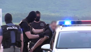 Polícia zablokovala kruhový objazd. Išlo o drogy