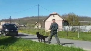 Policajti prehľadávali dom aj krčmu. V putách odviedli otca so synom
