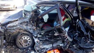 Na východe zahynula 31-ročná žena, čelne sa zrazila s ďalším autom