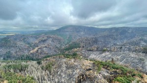 V Českom Švajčiarsku vypukol požiar. Hasiči vyhlásili tretí stupeň poplachu