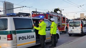 Auto sa zrazilo so sanitkou, tá sa prevrátila na bok