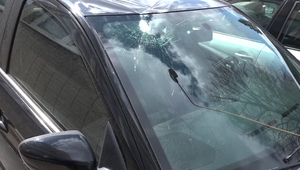 V prešovskej nemocnici vypadlo z budovy okno, dopadlo na dve autá