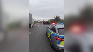 Osobné auto sa prevrátilo na diaľnici D2 pri Stupave, prejazdný je len ľavý pruh